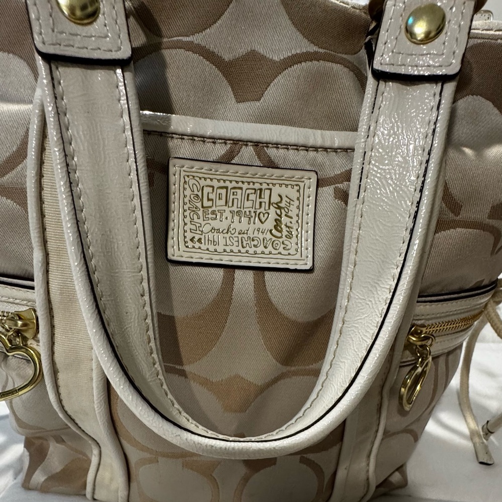 Coach Bucket Style Signature logo with Heart Accents - Picture 2 of 15